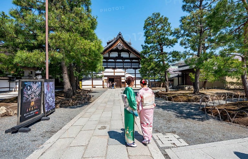 Japanese woman dressed in kimono in front of Kenninji Hombo, Kennin-ji Buddhist Temple, Higashiyama, Kyoto, Japan