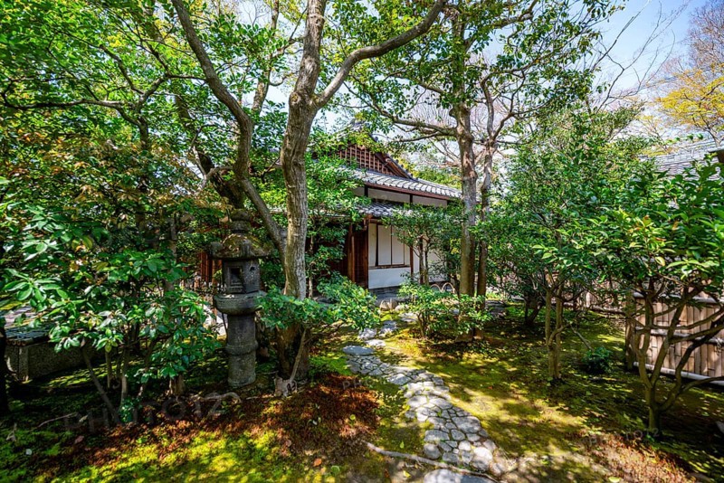 Stone path through a garden, Kennin-ji Zen Buddhist Temple, Higashiyama, Kyoto, Japan