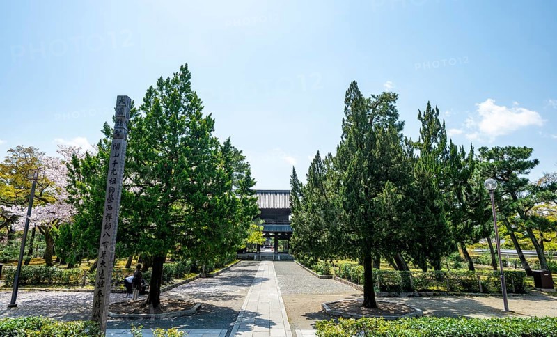 Sammon or Bogetsuro Gate, entrance to Kennin-ji Zen Buddhist Temple, Higashiyama, Kyoto, Japan