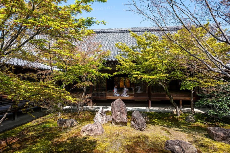 Two Japanese woman dressed in kimono sitting at an open door, courtyard of O-shoin with Shione Garden with Shione Garden, Kennin-ji Temple, Higashiyama, Kyoto, Japan