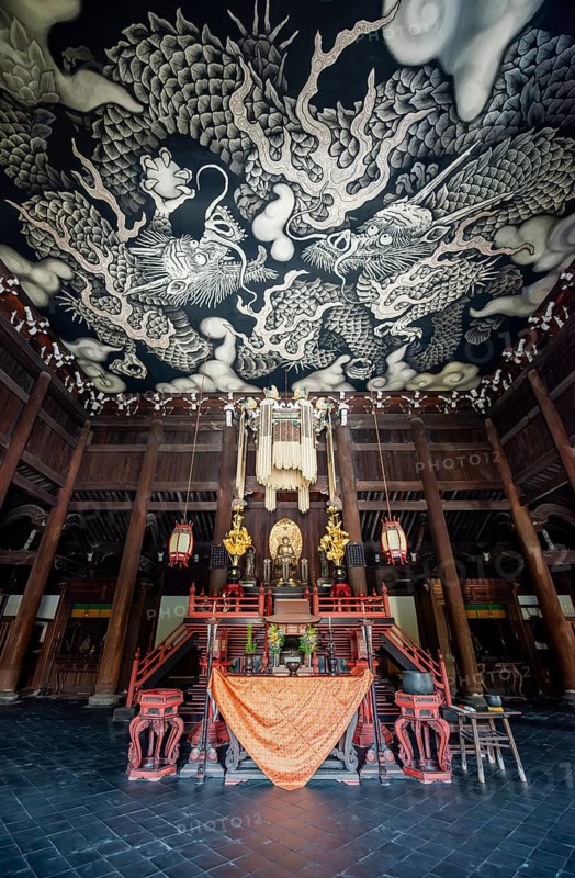 Interior view of Hodo Hall in Kennin-ji Buddhist Temple, Twin Dragon ceiling painting by artist Koizumi Junsaku, Kenninji Temple, Komatsucho, Kyoto, Japan