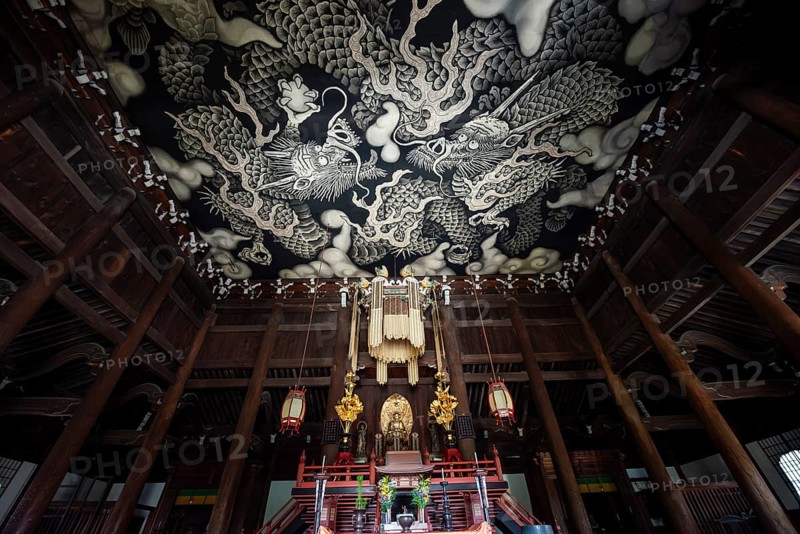 Interior view of Hodo Hall in Kennin-ji Buddhist Temple, Twin Dragon ceiling painting by artist Koizumi Junsaku, Kenninji Temple, Komatsucho, Kyoto, Japan