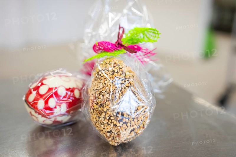 Gift wrapping of Easter eggs made from sweets and nuts in transparent foil, Easter production of regional products, Haselstaller Hof, Gechingen, Calw district, Germany