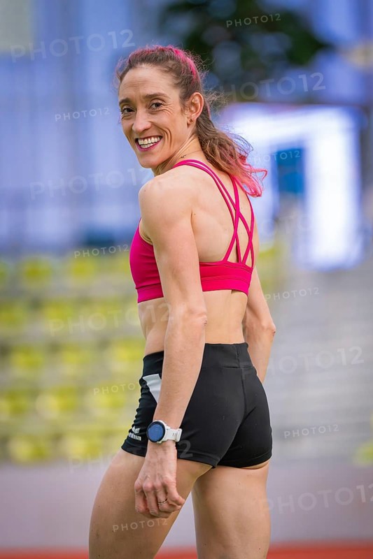 Woman in sporty clothes turns around and smiles, satisfied and relaxed, middle distance runner Katharina Jaiser, Sindelfingen Glass Palace, Germany