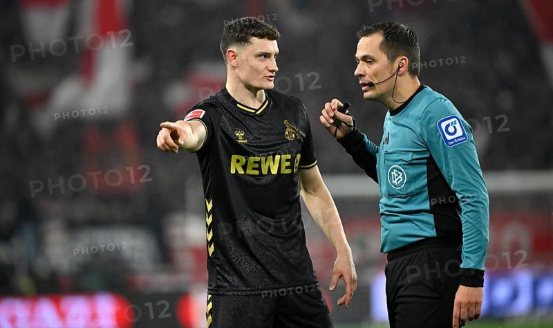 Referee Robert Hartmann in discussion with Eric Martel 1. FC Köln KOE (06) Gesture Gesture Football Bundesliga, MHPArena, MHP Arena Stuttgart, Baden-Württemberg, Germany