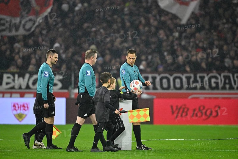 Start of a game in the soccer Bundesliga, referee Robert Hartmann hands over match ball to ball boy, ball child, MHPArena, MHP Arena Stuttgart, Baden-Württemberg, Germany