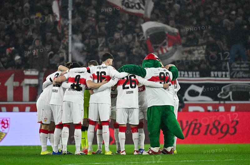 Team building, circle of the VfB Stuttgart team in front of the start of the match with mascot Fritzle VfB Stuttgart and captain Atakan Karazor VfB Stuttgart (16) Bundesliga, MHPArena, MHP Arena Stuttgart, Baden-Württemberg, Germany