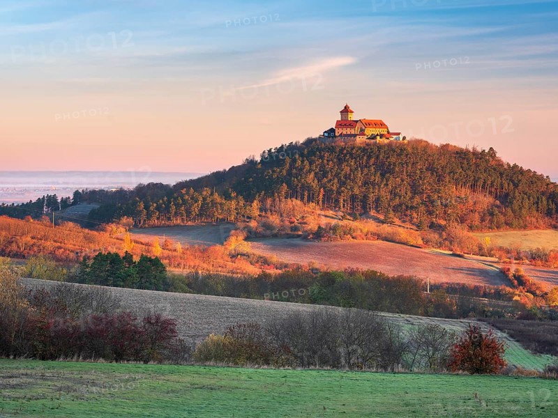 View of Wachsenburg Castle in the first morning light in autumn, Burgenensemble Drei Gleichen, Thüringer Burgenland, Thuringian Basin, Holzhausen, Thuringia, Germany