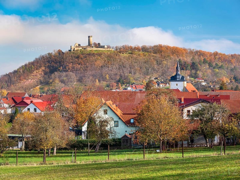 The ruins of Mühlburg and the village of Mühlberg in autumn, Burgenensemble Drei Gleichen, Thüringer Burgenland, Thuringian Basin, Mühlberg, Thuringia, Germany