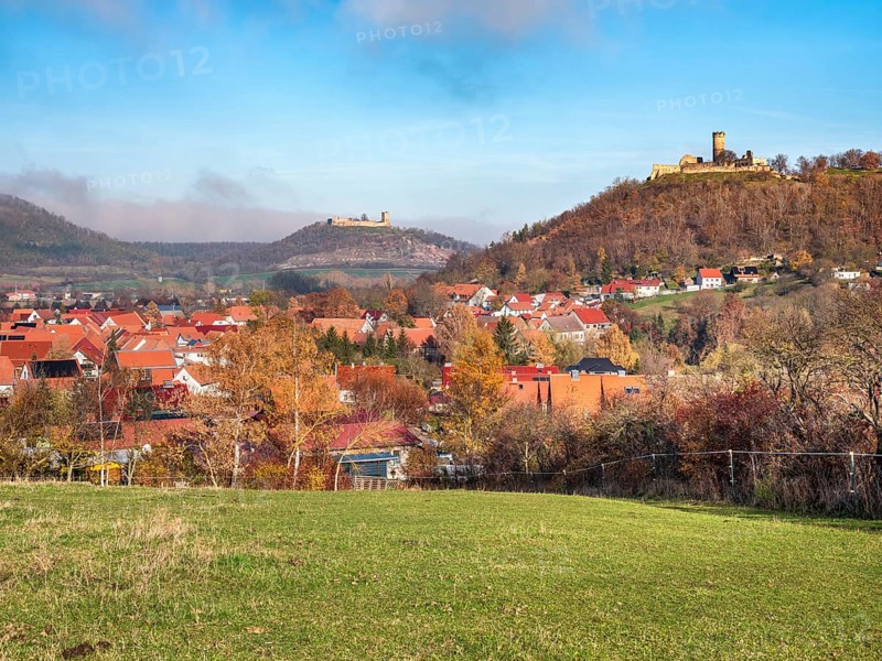 View of the village of Mühlberg and the ruins of Mühlburg and Gleichen Castle in autumn, castle ensemble Drei Gleichen, Thuringian Burgenland, Thuringian Basin, Mühlberg, Thuringia, Germany