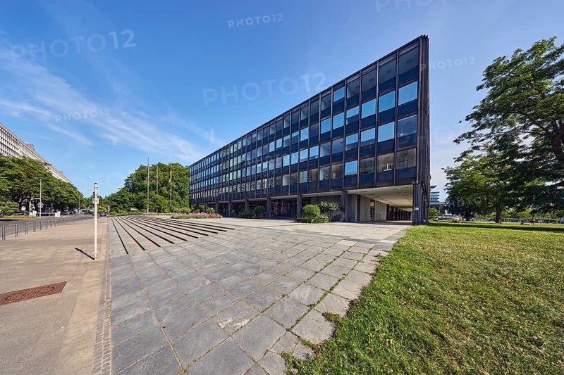 Landeshaus, architects Ernst von Rudloff, Ulrich Schmidt von Altenstadt and Eckhard Schulze-Fielitz, modern architecture, Rhineland LVR Regional Association, general development, stairs, street, lawn, trees, blue sky, cirrus clouds, Hermann-Pünder-Straße, Kennedy-Ufer, Cologne, district-free city, North Rhine-Westphalia, Germany