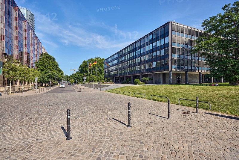 Landeshaus, Landschaftsverband Rheinland LVR, commercial building, modern architecture, general development, barrier bollard, road made of asphalt and paving stones, lawn, trees, blue sky, cirrus clouds, confluence Hermann-Pünder-Straße in Kennedy-Ufer, Cologne, district-free city, North Rhine-Westphalia, Germany