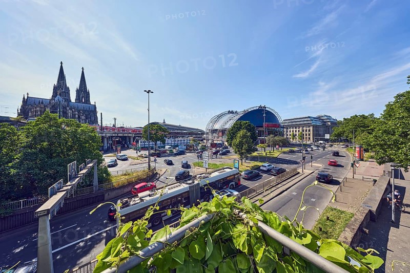 Large tent Musical Dome, double tower, cathedral, general architecture, lantern, main station, roads, footpath, lanes, central island, pedestrian crossing, vehicles, lawn, trees, elevated perspective, side light, blue sky, cirrus clouds, federal road B51, Konrad-Adenauer-Ufer intersection with Trankgasse, Cologne, district-free city, North Rhine-Westphalia, Germany