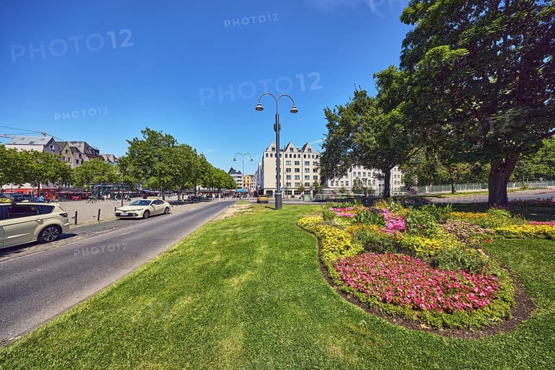 Traffic island, lawn, flower bed, trees, lantern, alleyway, taxi, taxi stand, general architecture, houses, vanishing point perspective, blue sky, cloudless, Markmannsgasse, Heumarkt, Cologne, district-free city, North Rhine-Westphalia, Germany