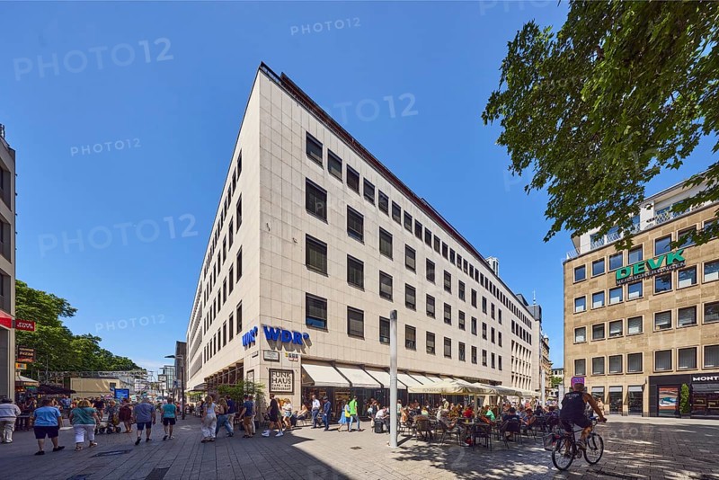 Funkhaus Wallrafplatz, WDR, architect Peter Friedrich Schneider, travertine building material, façade with windows, modern architecture, general development, pedestrian zone, outdoor area of a restaurant, pedestrians, cyclists and visitors as secondary motifs, blue sky, cloudless, intersection of Wallrafplatz square with street An der Rechtschule, Cologne, district-free city, North Rhine-Westphalia, Germany