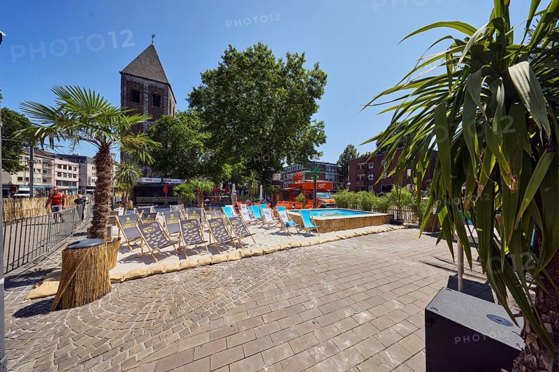 ColognePride Beach, beach club, deckchairs, palm trees, sandy area, swimming pool, church tower of Klein St. Martin, general architecture, trees, blue sky, cloudless, Augustinerstraße, Pipinstraße, Cologne, district-free city, North Rhine-Westphalia, Germany