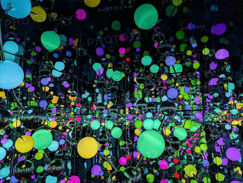 Immersive art installation Infinity Room, colorful polka dots, dots, spheres, Japanese artist Yayoi Kusama, vivid lighting effects, reflections, infinite space, infinity, illusion, pop art, exhibition Love you for infinity, Sprengel Museum, Hanover, Germany