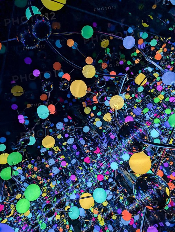 Immersive art installation Infinity Room, colorful polka dots, dots, spheres, Japanese artist Yayoi Kusama, vivid lighting effects, reflections, infinite space, infinity, illusion, pop art, exhibition Love you for infinity, Sprengel Museum, Hanover, Germany