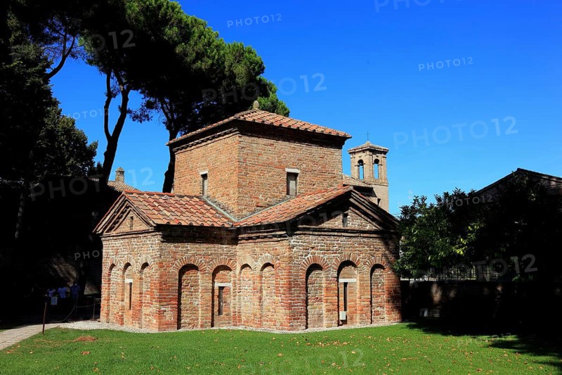 Mausoleum of Galla Placidia, originally built as a funerary chapel for Galla Placidia, the daughter of Emperor Theodosius I, although her body was probably never buried there, World Heritage Site, Ravenna, Emilia Romagna, Italy