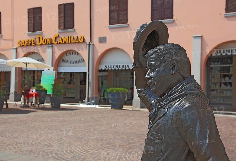 Italy, village of Brescello, bronze figure of Peppone, Mayor Giuseppe Bottazzi portrayed by actor Gino Cervi, on the market square, Piazza Mattiotti