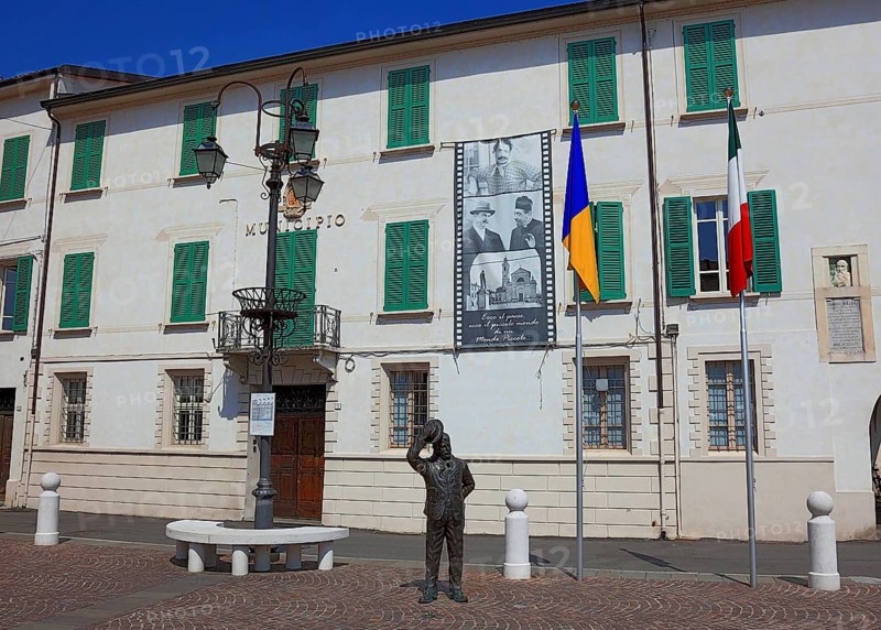 Italy, village of Brescello, the town hall, known from Don Camillo and Peppone, with a bronze figure of Peppone, Mayor Giuseppe Bottazzi portrayed by actor Gino Cervi