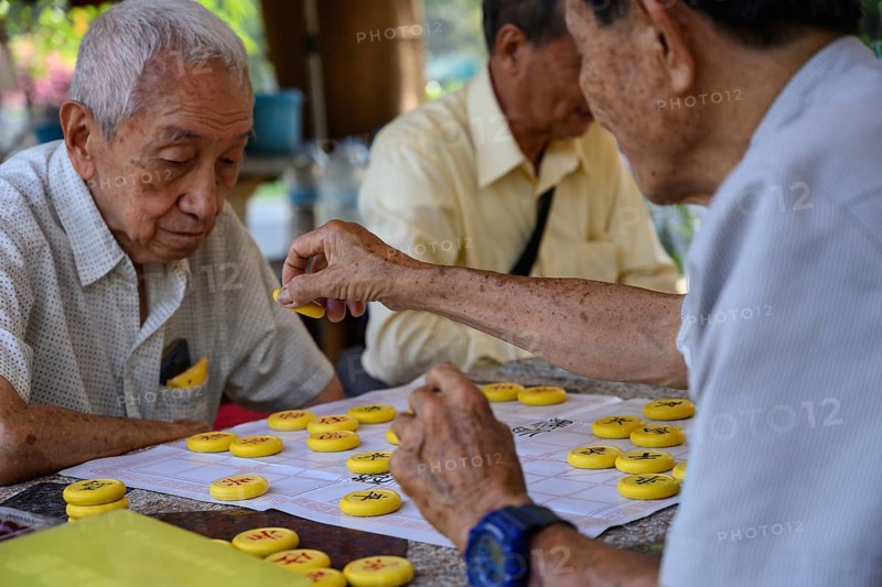 Bangkok, Thailand. March 4th 2025. Old men play Chinese board games on a Sunday morning in Lumphini Park, Bangkok