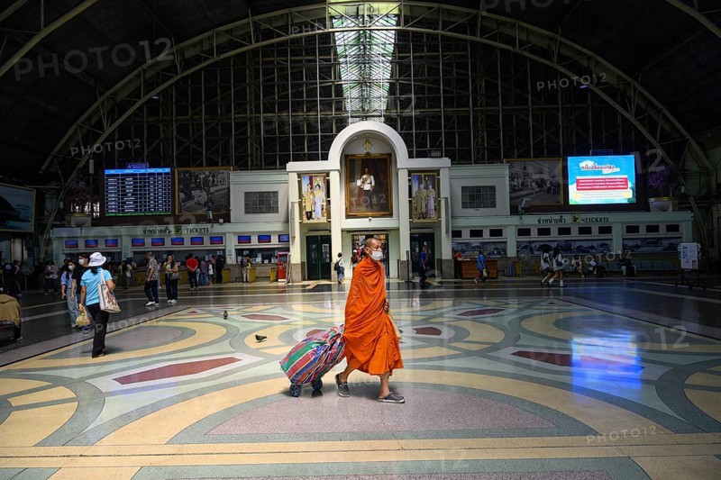 Bangkok, Thailand. February 16th 2025. A Buddhist monk with his luggage in the waiting room of Hua Lamphong Railway Station, Bangkok, Thailand
