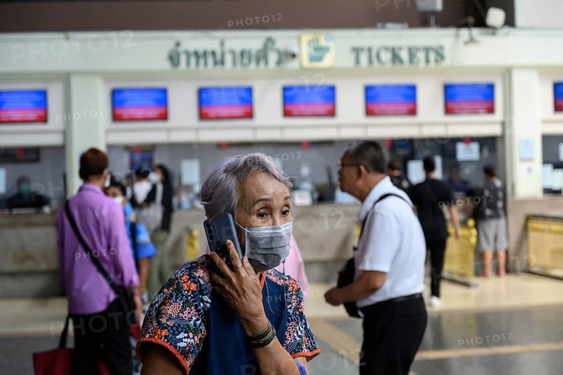 Bangkok, Thailand. February 16th 2025. A local woman in the ticket hall of Hua Lamphong Railway Station, Bangkok, Thailand