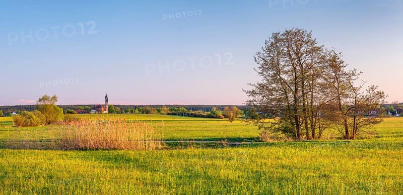 Meadow landscape in the Altmühltal, behind Großenried with the church of St. Lawrence, Middle Franconia, Bavaria, Germany