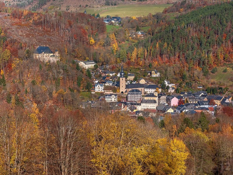 View of Gräfenthal with Wespenstein Castle in the Thuringian Highlands in autumn, Gräfenthal, Thuringia, Germany