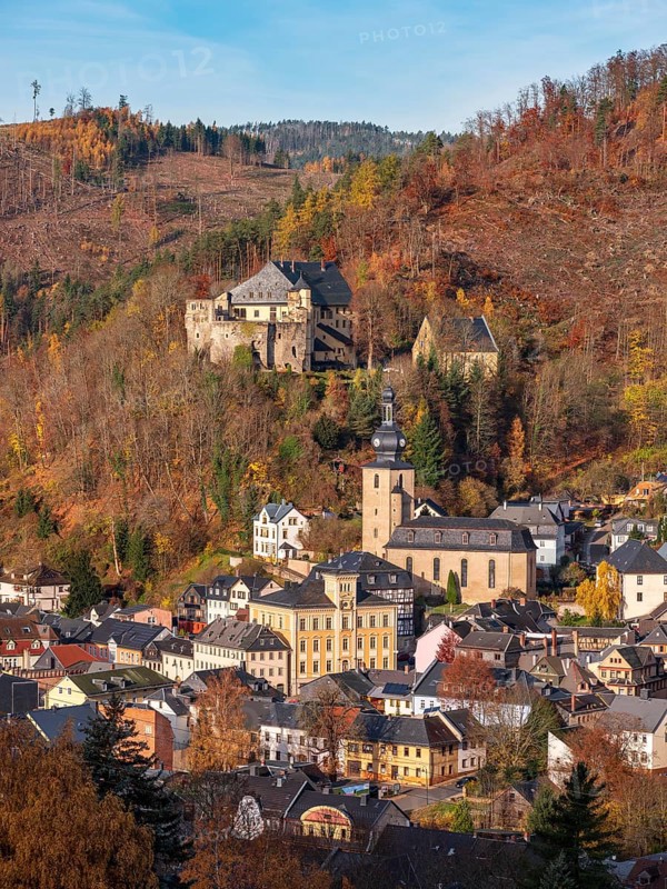View of Gräfenthal with Wespenstein Castle in the Thuringian Highlands in autumn, Gräfenthal, Thuringia, Germany