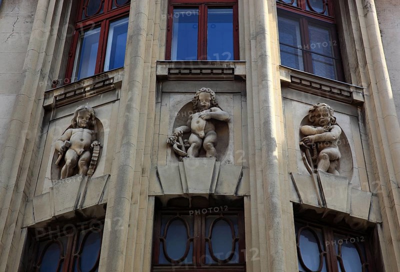 Romania, capital Bucharest, Bucuresti, figures on a house facade in the Lipscani district