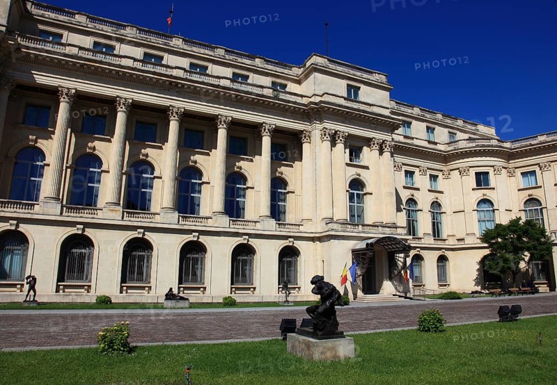 Romania, capital Bucharest, Bucuresti, sculptures in front of the National Museum of Art, the Muzeul National de Arta al Romaniei, former royal palace