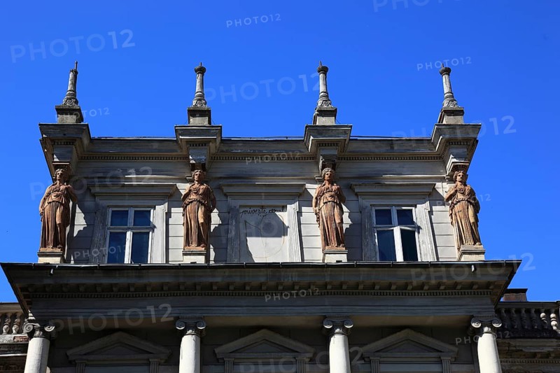 Romania, capital city Bucharest, Bucuresti, figures at a historic building in the city center