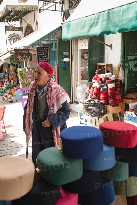 Tunis, Tunisia. 13th May 2024 An old Tunisian man wearing the vermillion red Chechia, traditional soft wool hat worn in the Maghreb region of North Africa. Souk Ech-Chaouachine, Tunis Medina, Tunisia