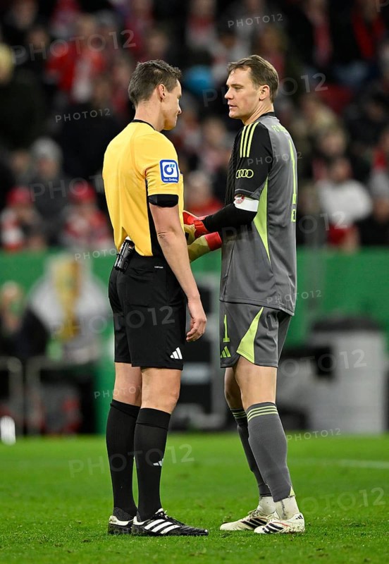 Referee Referee Daniel Siebert Gesture Gesture in conversation Discussion with goalkeeper Manuel Neuer FC Bayern Munich FCB (01) Soccer Bundesliga, DFB-Pokal, Allianz Arena, Munich, Bavaria, Germany