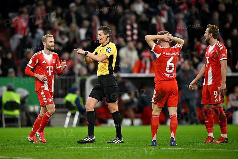 Referee Referee Daniel Siebert Gesture Gesture Konrad Laimer FC Bayern Munich FCB (27) Joshua Kimmich FC Bayern Munich FCB (06) Harry Kane FC Bayern Munich FCB (09) dissatisfied angry Football Bundesliga, DFB-Pokal, Allianz Arena, Munich, Bayern, Germany
