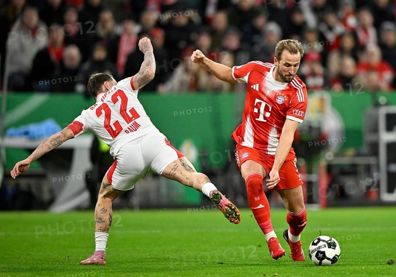 Duel, action Harry Kane FC Bayern Munich FCB (09) against David Raum RasenBallsport RB Leipzig RBL (22) Football Bundesliga, DFB Cup, Allianz Arena, Munich, Bavaria, Germany