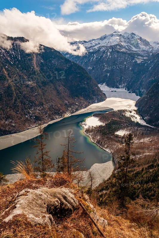 View from above of the partly icy Königssee and Sankt Bartholomä, in the back Funtenseetauern, Berchtesgaden National Park, Schönau am Königssee, Berchtesgadener Land, Upper Bavaria, Bavaria, Germany