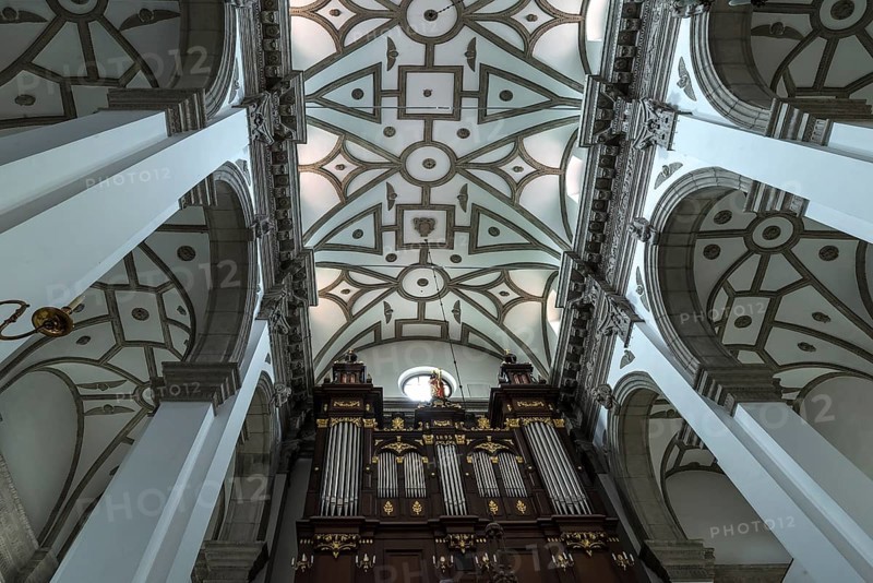 Vaulted ceiling and organ of the collegiate church, built 1587-1630, Zamosc, Poland