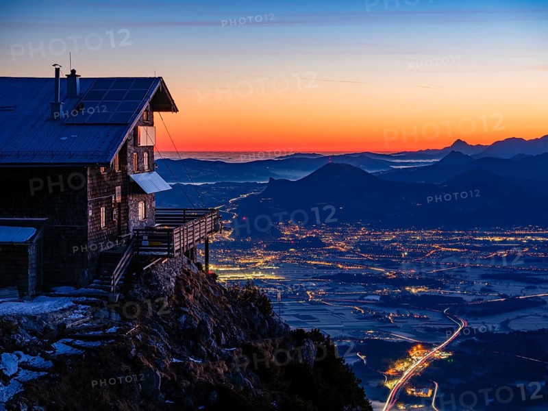 Reichenhaller Haus am Hochstaufen bei Dawn, unten Salzburg, Bad Reichenhall, Berchtesgadener Land, Upper Bavaria, Bavaria, Germany
