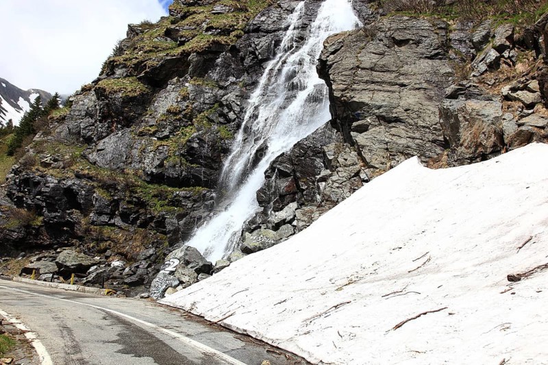 Transfogarasan Highway, Transfagarasan, connects the Arges Valley in Great Wallachia with the Olt Valley in Transylvania, crossing the Fagaras Mountains in the Transylvania Alps, to melt snow in May, Romania