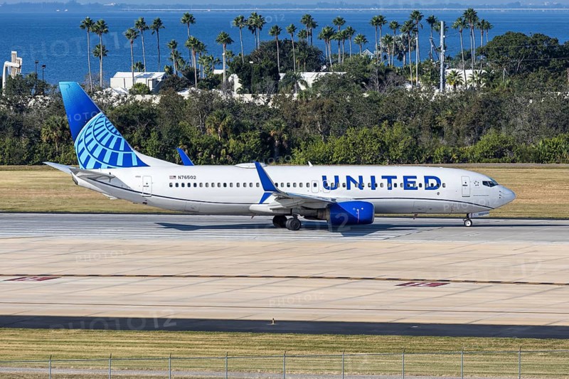 A United Airlines Boeing 737-800 aircraft with license plate N76502 at Tampa airport, USA