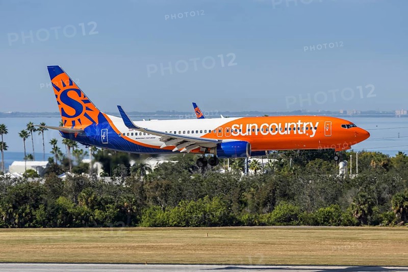 A Sun Country Airlines Boeing 737-800 aircraft with license plate N852SY at Tampa airport, USA
