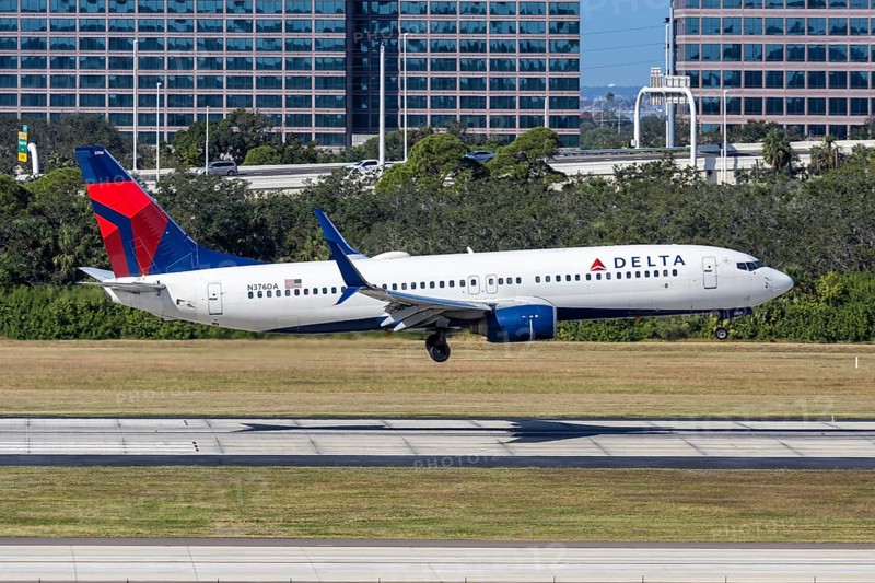 A Delta Air Lines Boeing 737-800 aircraft with the license plate N376DA at Tampa airport, USA