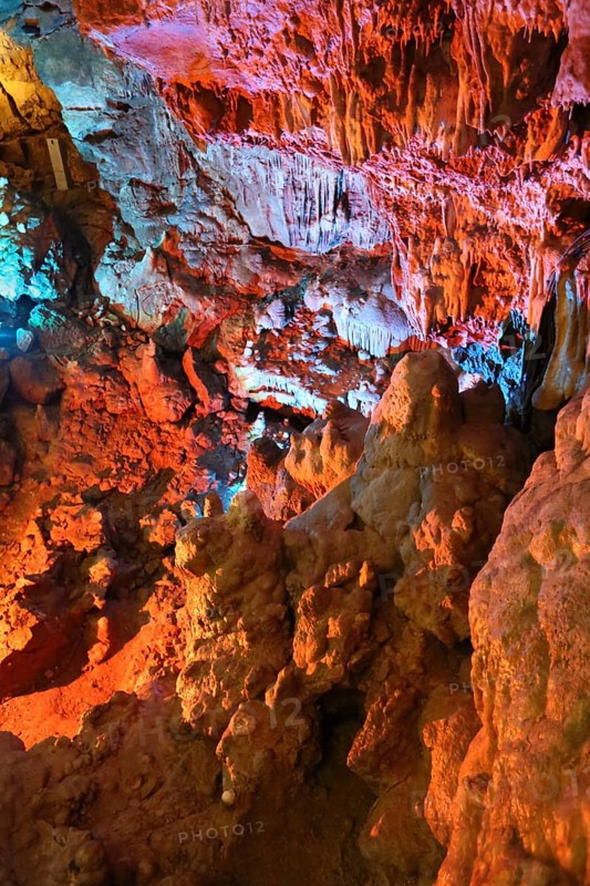 Bärenhöhle, Karlshöhle, Erpfinger Höhle, white Jurassic limestone rock, coloured light, colorful lighting, Sonnenbühl-Erpfingen, Swabian Jura, Baden-Württemberg, Germany