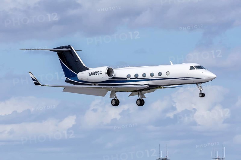 A Gulfstream G450 private jet aircraft with license plate N999GC at Fort Lauderdale airport, USA