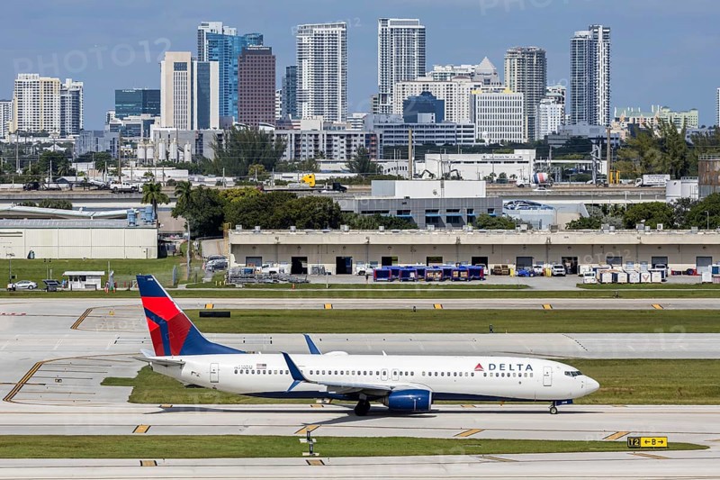 A Delta Air Lines Boeing 737-900ER aircraft with license plate N918DU at Fort Lauderdale airport, USA