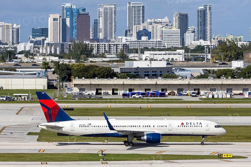 A Delta Air Lines Boeing 757-200 aircraft with the license plate N689DL at Fort Lauderdale airport, USA