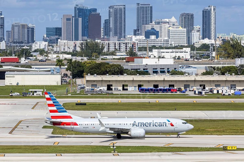 An American Airlines Boeing 737 MAX 8 aircraft with the license plate N319TE at Fort Lauderdale airport, USA
